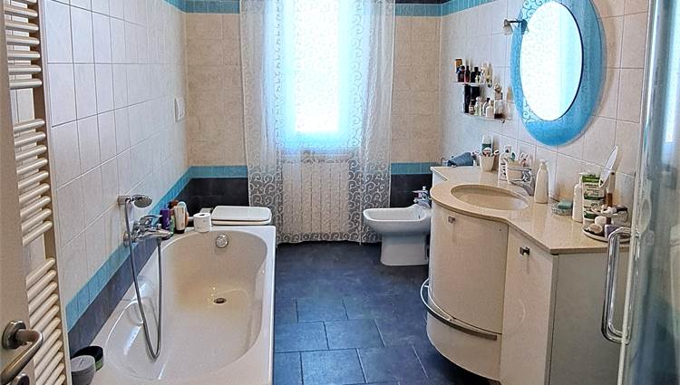 bagno di servizio a taverna e garage